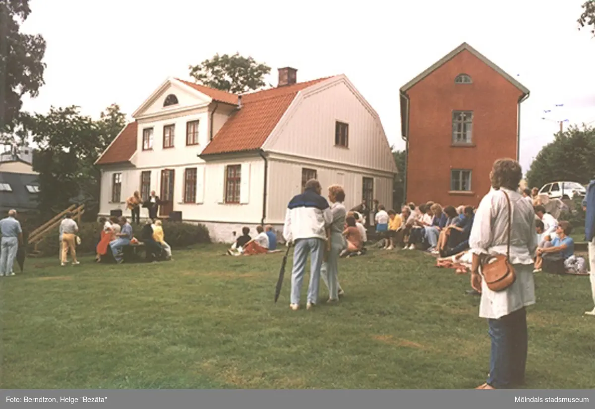 Musikuppträdanden utanför hembygdsgården i augusti 1984.