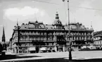 Hirschska huset (kv Nyttan) och Stora torget med Gustav Adolfsstatyn, och till vänster en del av Gustav Adolfskyrkan. Text på vykortet 