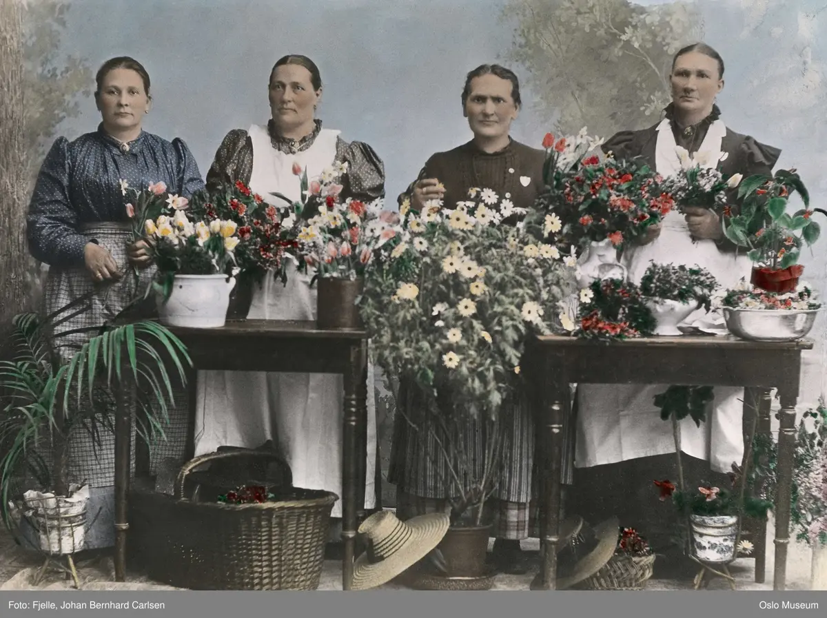 gruppe, kvinner, blomsterselgersker, kransebindersker