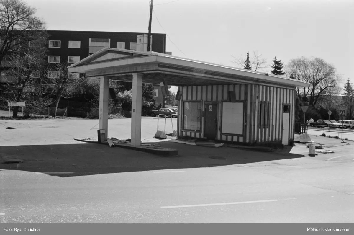 Nedlagd bensinstation i Kållereds centrum, 1991. Pumparna tillhör nästan alltid oljebolaget, så därför har de tagits bort. Bostadshuset i bakgrunden är Streteredsvägen 1A-G (Våmmedal 3:103). Bostadsområdet "Våmmedalsvägen" ligger i bildens högerkant, bakom träden