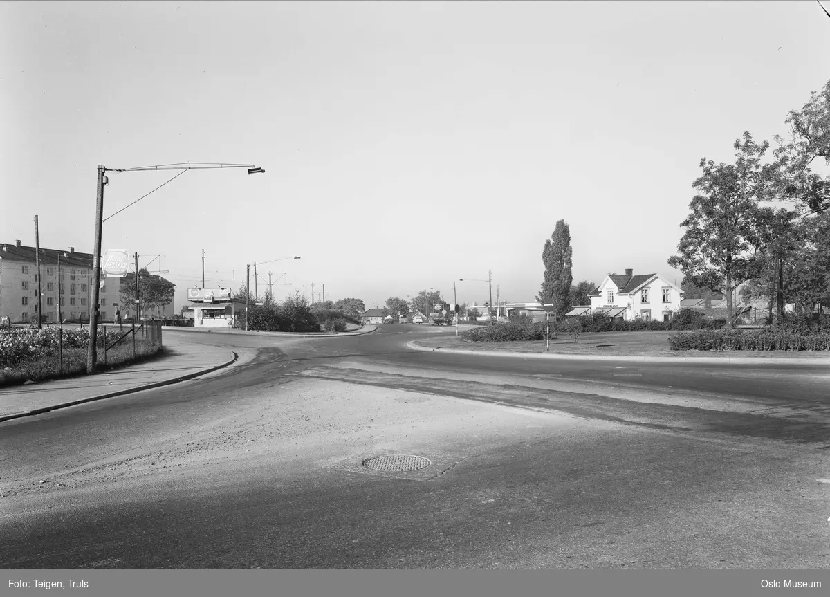 vei, biler, boligblokk, kiosk, bensinstasjon, forretningsgård