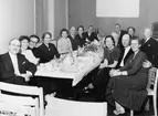 Personalfest i Postmuseum den 15/12 1956.  I anslutning till
Postmuseums 50-årsjubileum.  Supé med dans i filmsalen å 1 tr.  Från
vänster intendent G. Stenerudh, fru Paija Smidt Postsparbankens
Propagandaavdelning., amanuens Skans T. Nilsson, fröken Anna Stenfelt
PFFS, fröken Birgitta Nyberg, Sigfrid Woxell, fru Elsa Sjöblom,
M.E.A. Ljungkvist, överpostexpeditör Majken Cederberg-Olsson, fröken
Elsa Olsson, Erik Werner, S.E.E. Garvert, överpostexpeditör Ingegerd
Holmberg, fru Britt Burman samt Hjalmar Lundfors.