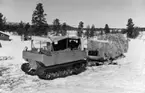 Lantbrevbärare Oskar Johansson,  Vuonatjviken, körande
snövessla på linjen Långudden-Vuonatjviken  (33 km.)  April 1952.