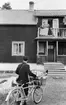 Lantbrevbärare, postiljon Erik Bergman (cykelåkande) i
Delsbo.  April 1956. Brevbäringsturen är 2 ½ mil lång och omfattar nästan 300 hushåll. Postväskan väger ofta 30-40 kg.