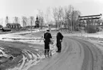 Lantbrevbärare, postiljon Erik Bergman (cykelåkande) i
Delsbo.  April 1956.

Brevbäringsturen är 2 ½ mil lång och omfattar nästan 300 hushåll. Postväskan väger ofta 30-40 kg.