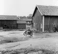 Lantbrevbärare, motorcykelåkande Holger Österberg på ön Möja
(I Stockholms skärgård) den 3/8 1956.