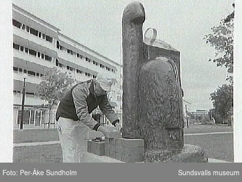 Dokumentation:Placering av Sigurdur Gudmundssons skulptur Atthagarót. Fastsättning och murning utförs av Lennart Nyberg, Ivar Vesterlund.