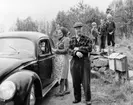 Greta Pettersson och Per Persson i Södra Havhult, får dagens post. Vikarierande bilåkande lantbrevbäraren Gert Stjernqvist, på linjen Lönsboda-Duvhult.

Foto maj 1961.