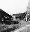 Brevlådsamling i idylliska Östra Lagnö. Lantbrevbärare (cyklande) Sven Eriksson, Ljusterö, under brevbäringstur mellan Västra Lagnö till Lagnö Ö (c:a 7 km).