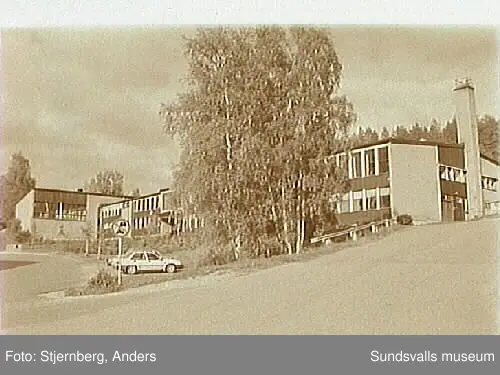 Lidens skola. Bild 1 Entre. Bild 2 Högstadiebyggnaden. Bild 3 Baksidan av gamla skolhuset. Lågstadiet. Bild 6 Framsidan av gamla skolhuset.