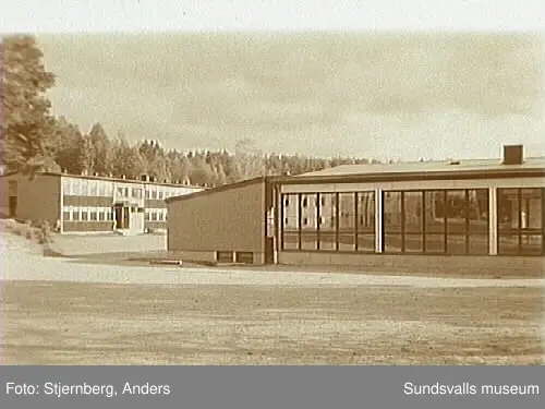 Lidens skola. Bild 1 Entre. Bild 2 Högstadiebyggnaden. Bild 3 Baksidan av gamla skolhuset. Lågstadiet. Bild 6 Framsidan av gamla skolhuset.