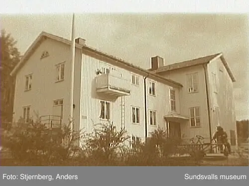 Lidens skola. Bild 1 Entre. Bild 2 Högstadiebyggnaden. Bild 3 Baksidan av gamla skolhuset. Lågstadiet. Bild 6 Framsidan av gamla skolhuset.