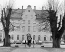 I bakgrunden Djursholms slott, idag (2008) kommunhus i Danderyds
kommun.