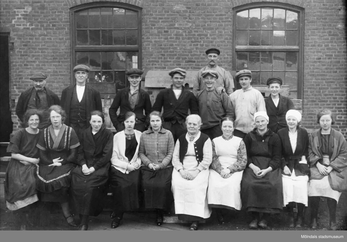 Väveriarbetare utanför Krokslätts fabriker, 1920-tal. Första raden: flickorna till vänster jobbade i solven, flickorna i mitten jobbade i läggrummet. Andra raden, tredje från vänster står bröderna Arnold och Gillbert Rosell, Knut Larsson, Conrad Dahl och Bergström. Längst bak står Håkansson på lagret.