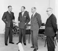 Postsparbankens 75-års jubileum 1959.  Uppvaktning å
postsparbankschefens Sven Lönnqvist tjänsterum.