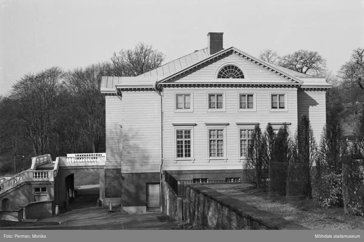 Varierande bilder som på olika avstånd visar norra och södra fasaderna samt del av parken våren 1992. Här visas slottets ena kortsida.