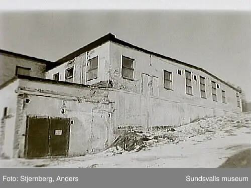 Bild 11 Magasin tidigare virkeslager ca 1940.Bild 16 Vy fr SO nyuppfört kontor till höger,transformatorhuset i fonden.