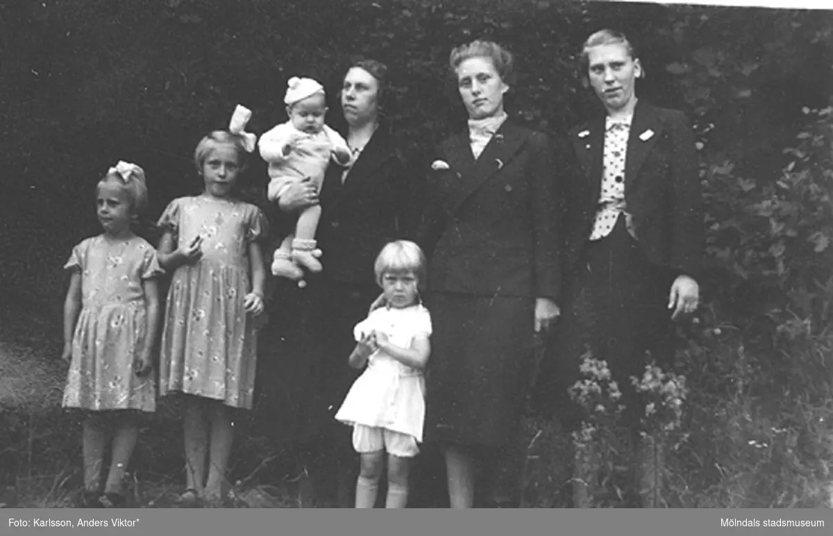 Mor Alma med alla barnen vid Kvarnfallet 31, 1930-tal. Från vänster; Margit Karlsson, Astrid Karlsson, mor Alma Karlsson, Rolf Karlsson, Kerstin Karlsson, Birgit Karlsson, längst fram Ingrid Karlsson. Alla dessa är syskon.