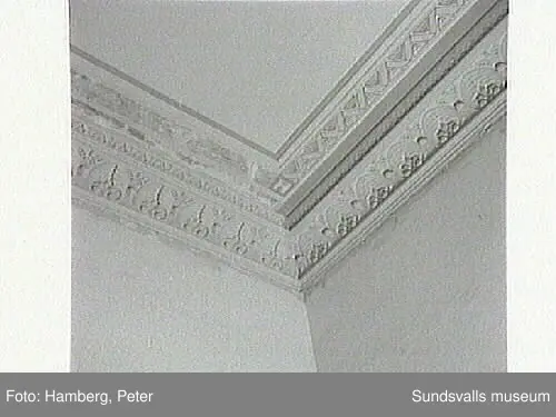 Målningsrestaurering av trapphus Storgatan 12. Eva Magnusson, praktikant från Västermalms skola, hjälper målaren Lars Erik Sjögren.