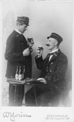 Postvaktmästare Oscar Blomqvist stående med kamrat, omkring 