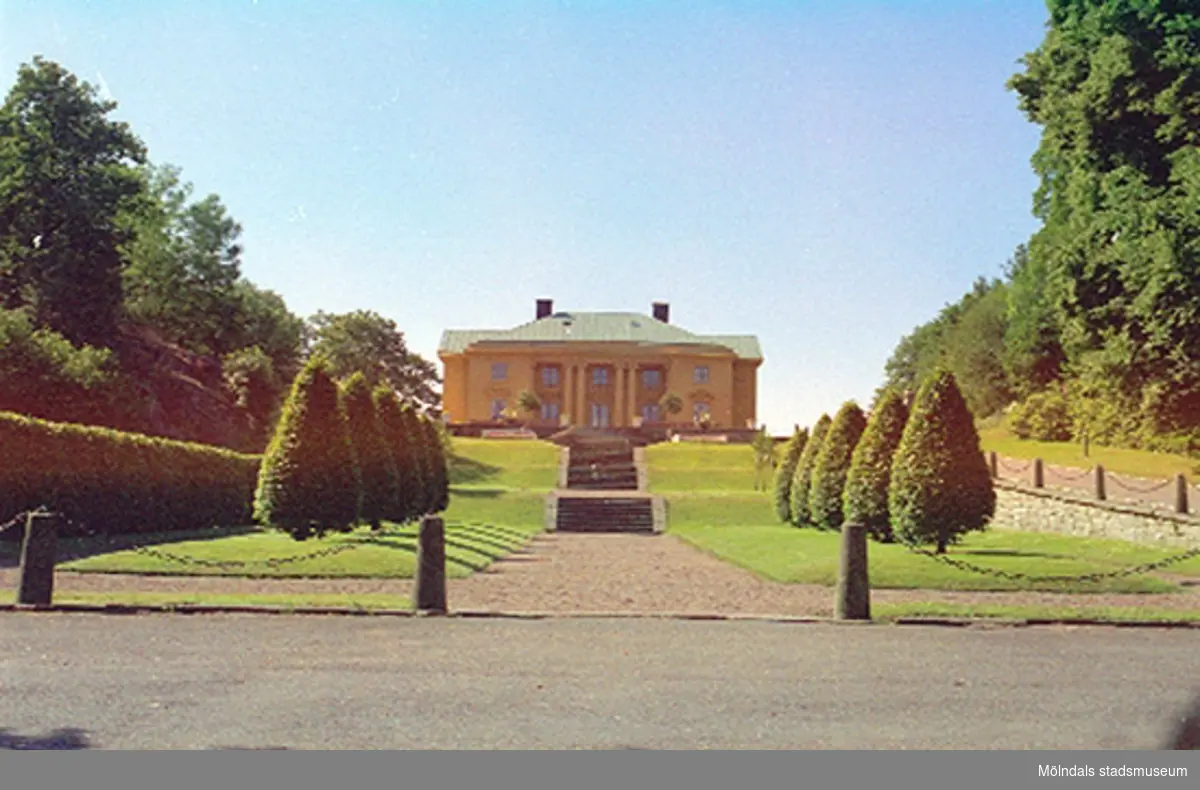 Gunnebo slott från norr. Dokumentation av sönderslagna skulpturer Bacchus och Flora, Gunnebo slott juni 1993.