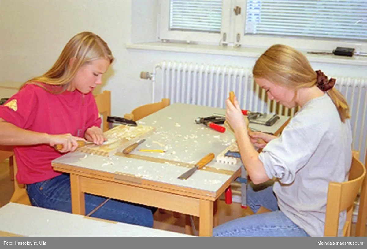 Pedagogisk verksamhet i samband med tillfällig utställning "Lindomemöbler". Bildhuggeri och ådermålning (Almåsskolan klass 8). Se även 1994_0998-1994_1034 samt 1994_1046-1994_1061.