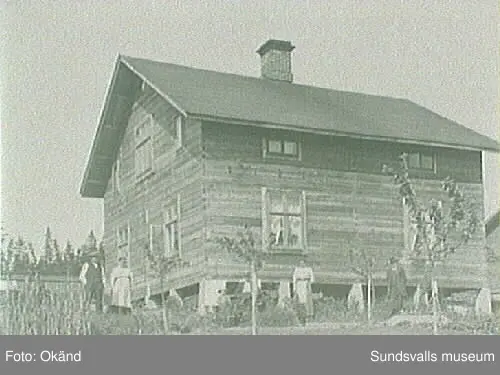 Familjen Pettersson bostad. Fr.v.Gustav och Maria Gäfvert, Halvar, Helmer och Hildur Pettersson, Ferdinand Gäfvert.