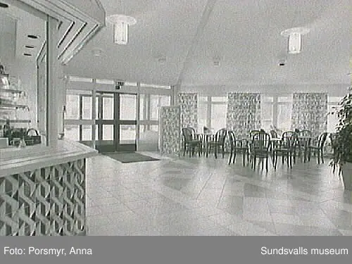 Utsmyckning av Tomtgränds servicehus i entré, matsal och samlingsrum av Lena Andersson, keramiska plattor och Anita Wohlén, gardiner och utsmyckning av pelare.