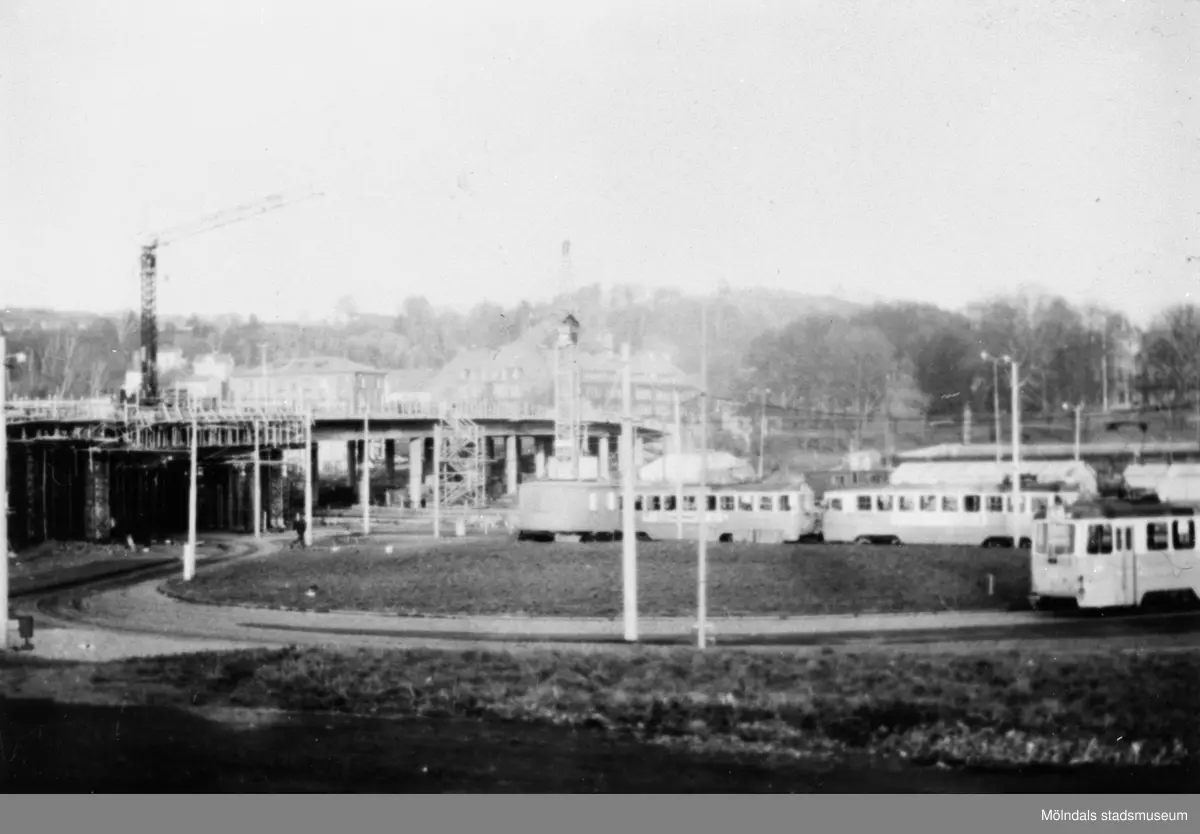 När Mölndalsbron byggdes 1975. Utsikt från sydväst över spårvägens vändslinga/Broplatsen mot Mölndalsbro/Kvarnbygatsviadukten.