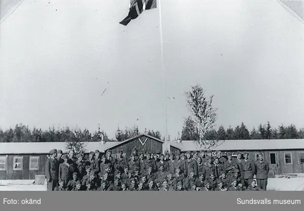 "Dette er fra Stråtenbo med et sanitetskompani oppstilt til fotografering."   (Magnus Hovd, Mosby, augusti 1988)Stråtenbo var ett norskt  polistruppsläger SV om Falun.