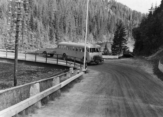 Bildiligens med släpvagn på linjen Umeå - Borgafjäll. Slutet av 1940-talet.