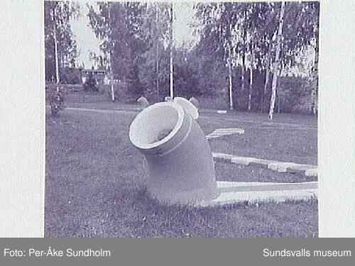 Betongskulptur av Karin Hansson.