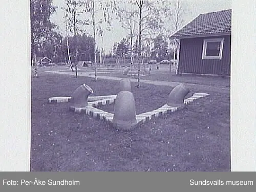 Betongskulptur av Karin Hansson.