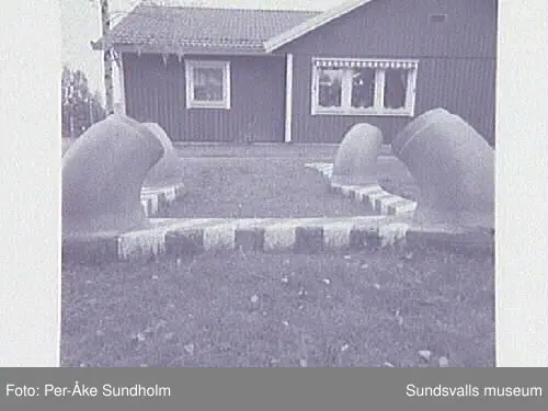 Betongskulptur av Karin Hansson.