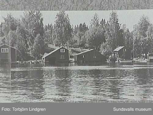 Vyer över fiskeläget, tagna av inventerare Torbjörn Lindgren omkring 1975. De ihopsatta bilderna kommer från Bengt Bygdén, stadsbyggnadskontoret.