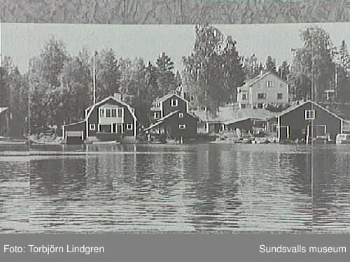 Vyer över fiskeläget, tagna av inventerare Torbjörn Lindgren omkring 1975. De ihopsatta bilderna kommer från Bengt Bygdén, stadsbyggnadskontoret.