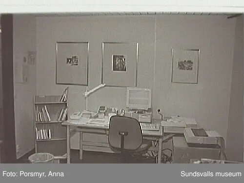 Dokumentationsfotografering av verksamheten vid biblioteksfilialen i Matfors. Bild 01Biblioteksassistenten Ingrid Engström, Matfors bibliotek, med låntagare vid utlånedisken. Bild 09 bibliotekaren Inger Barkman läser för en grupp förskolebarn i bibliotekets "läsrum".