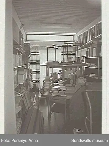 Dokumentationsfotografering av verksamheten vid biblioteksfilialen i Matfors. Bild 01Biblioteksassistenten Ingrid Engström, Matfors bibliotek, med låntagare vid utlånedisken. Bild 09 bibliotekaren Inger Barkman läser för en grupp förskolebarn i bibliotekets "läsrum".