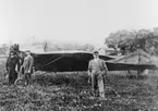 Danske flygaren Peter Nielsen t.v. med sin flygmaskin. Han utförde
den 1 juni 1912 den allra första postflygningen i Sverige mellan
Eslöv och Åkarp (Marieholm) en sträcka på ungefär 1 mil.