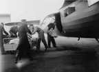 Holländskt postflygplan på linjen Malmö - Amsterdam - London -
Paris.  Våren 1936.  Inlastning av post.  Bulltofta flygfält, Malmö.