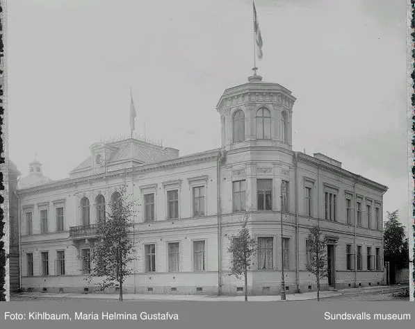 Sällskapet W6 lokaler då de köptes från Schack- och Läsesällskapet , tills de såldes till Sundsvalls stad efter 2:a  världskriget. Biljardsalongen blev stadsbibliotek. Nuvarande anv. lokalerna som kårhus.