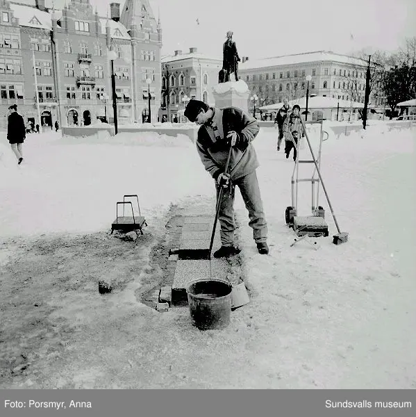 Ritualiserad nedläggning av föremål under plattorna på torget.