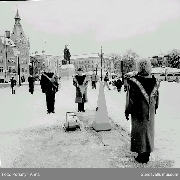 Ritualiserad nedläggning av föremål under plattorna på torget.