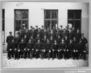 Gruppfotografi av brevbärarpersonalen vid filialpostkontoret
vid Linnégatan år 1906.