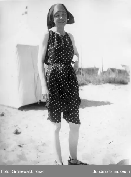 Sigrid Hjertén på stranden, Fanö, Danmark, 1917.