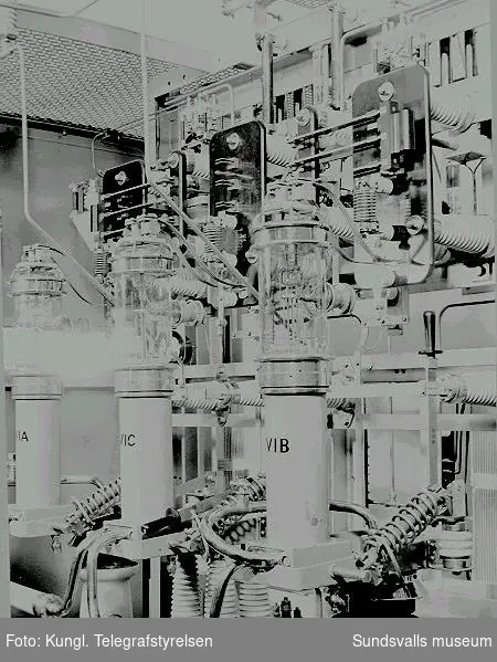 Interiör från radiosändaren, LF-steg 2 med rörtyp 30/200 A. Rundradiostationen i Ljustadalen, 1949.