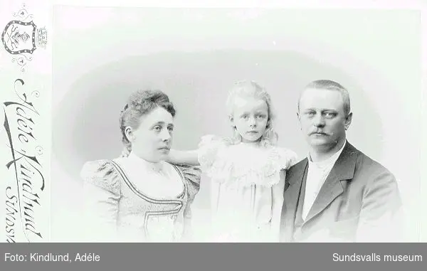 Hilda, Anna-Stina (Nils Wides mor) och Herman  Wahlroth c 1900,