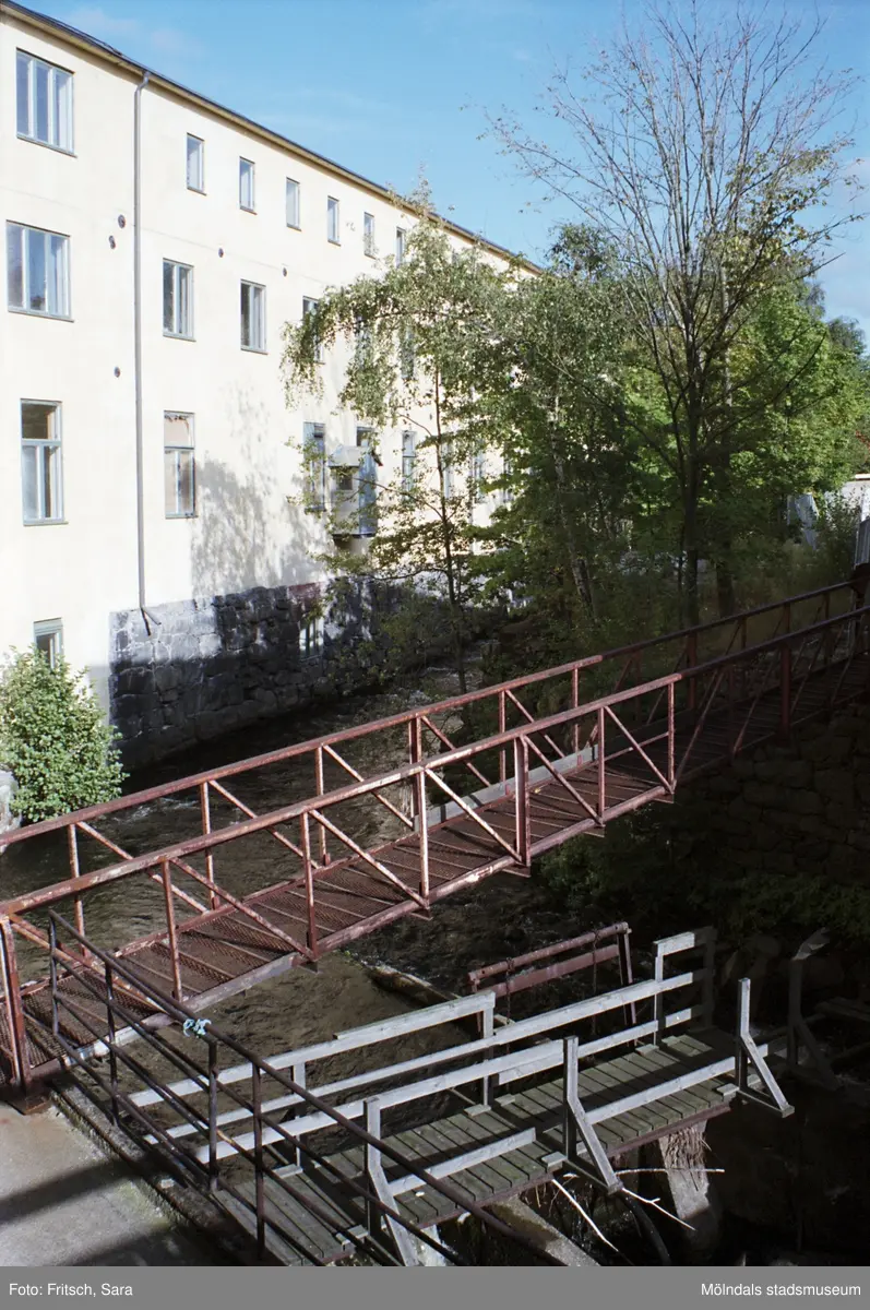 Viktor Samuelsons fabrik "Strumpan" på Kvarnbygatan 12 i Mölndals Kvarnby, 1996. Forsen rinner på dess baksida.