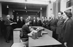 För riksdagens bevillningsutskott demonstreras prototypen av
den nya kassaregistermaskinen.  Foton 18/11 1965.  Maskinen
tillverkas av AB Addo och skall sättas in på prov på postkontoret Malmö 8, december 1965.