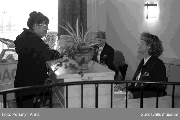 Dokumentation av en bussresa med Y-bussen Sundsvall - Stockholm tur och retur, 1998.Se bildtexter och fotoprotokoll.